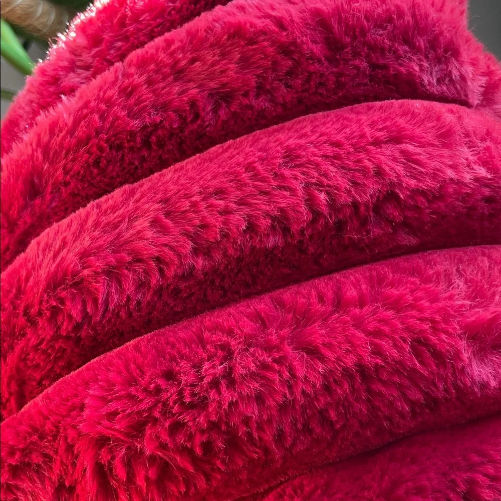Set of 2 Luxurious Plush Red Faux Fur Throw Pillows🏡NWT! - Picture 9 of 10